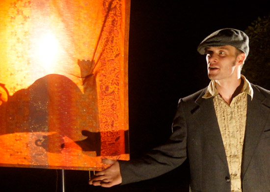 Lorenz Pilz als Erzähler in Sternenzeit von Theater Anu